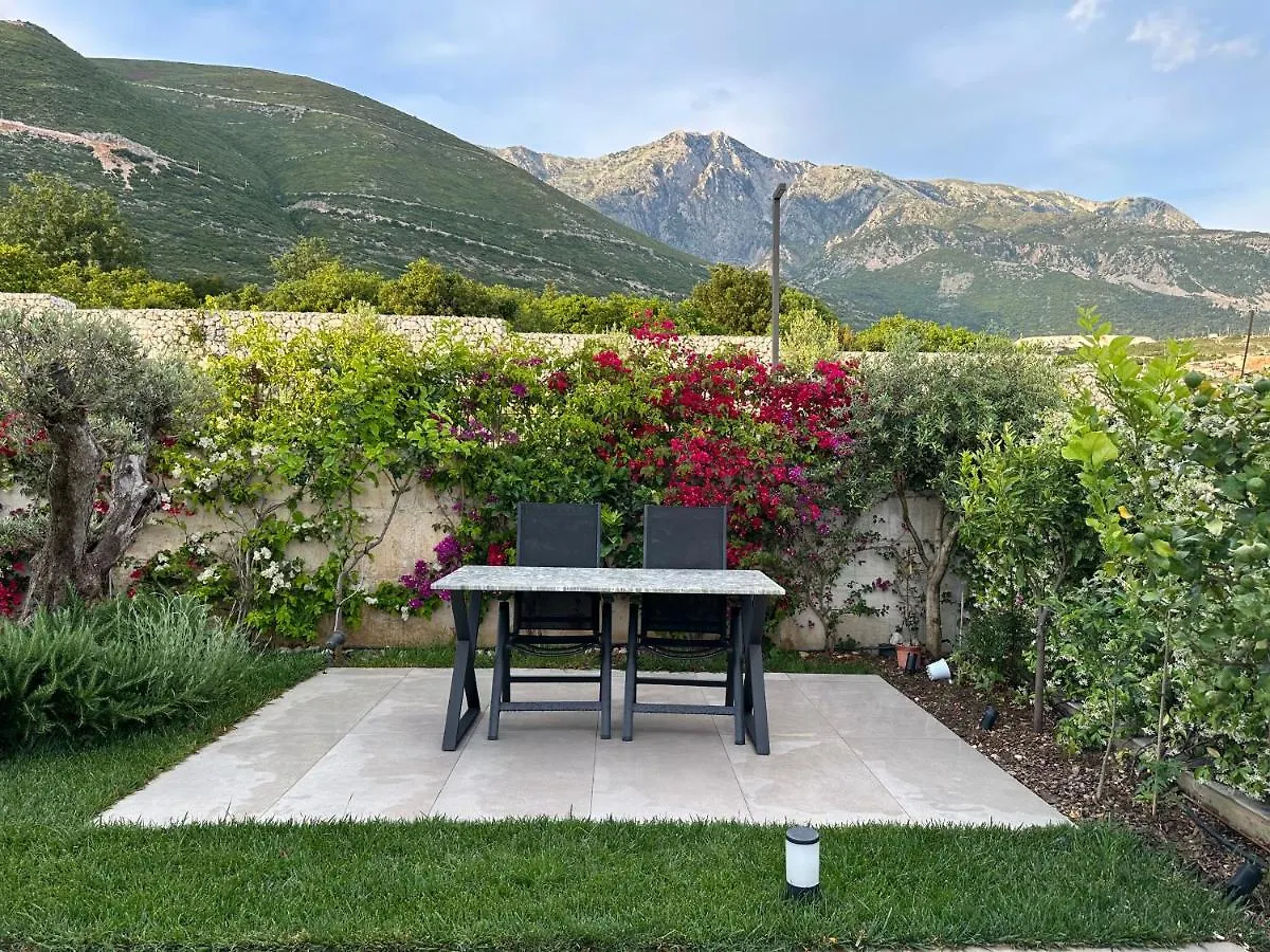 Getaway Room Palase 0*, Paljasa Albania
